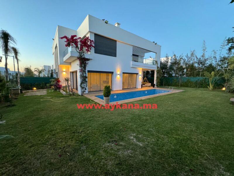 AYKANA agences immobilières met en vente une villa à El Menzeh. Superbe villa avec jardin et piscine, érigée sur un terrain de 798 m²